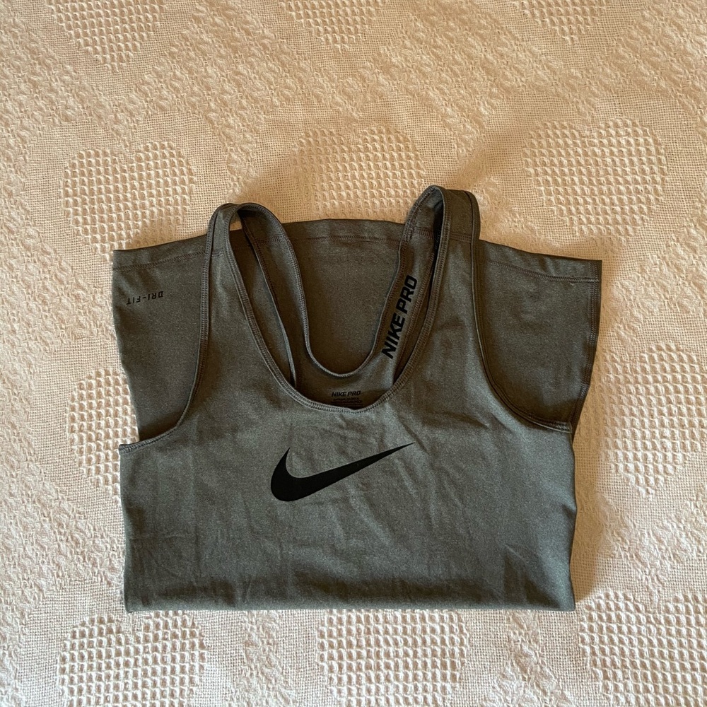 Nike - Picture 3 of 6